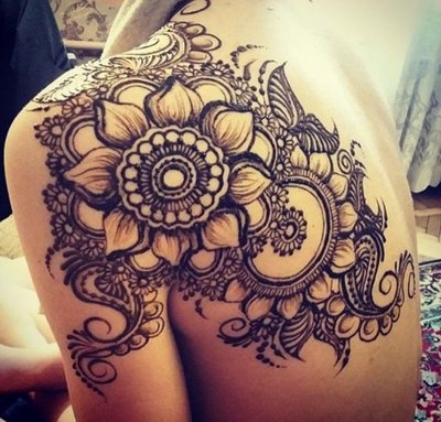  Tatouage mandala sur l'épaule et le coté du dos